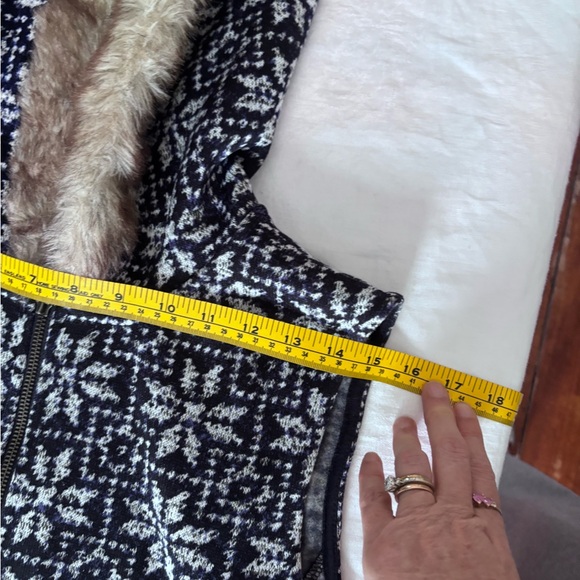 Talbots Nordic Faux Fur Snowflake Print Sleeveless Full Zip Vest Size Large - Picture 8 of 13